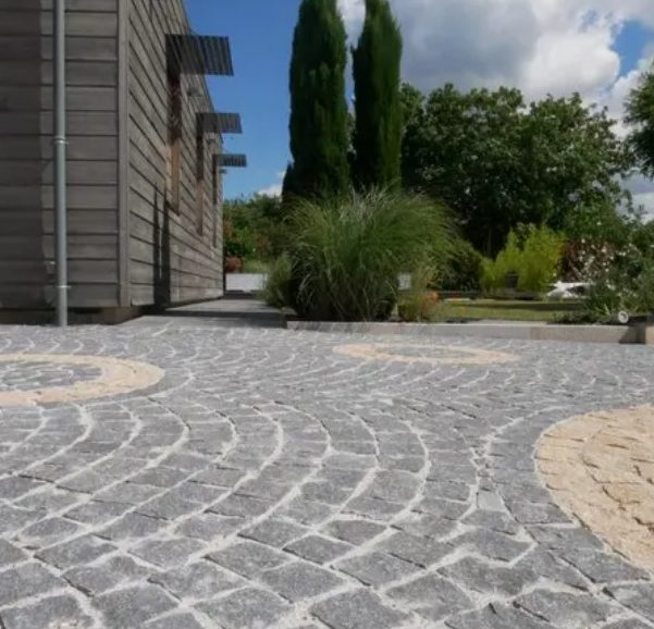 Allée en pavés granit